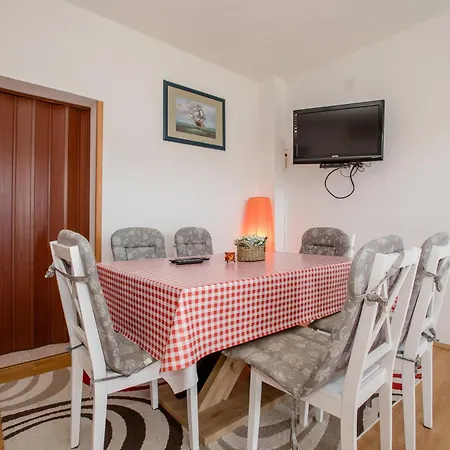 Apartment Tina ,pool,garten,grill,excellent Location Close To Rab
