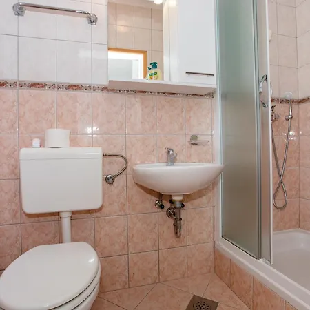 Tina ,pool,garten,grill,excellent Location Close To Rab Apartment Rab Town