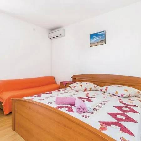 Tina ,pool,garten,grill,excellent Location Close To Rab *