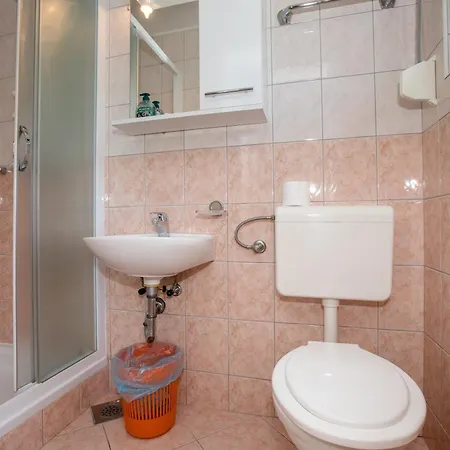 Tina ,pool,garten,grill,excellent Location Close To Rab