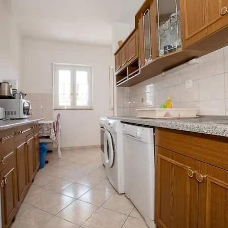 Tina ,pool,garten,grill,excellent Location Close To Rab