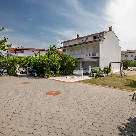 Apartment Tina ,pool,garten,grill,excellent Location Close To Rab *