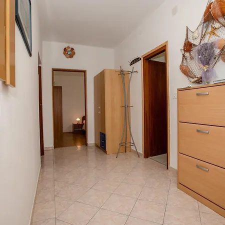 Tina ,pool,garten,grill,excellent Location Close To Rab *