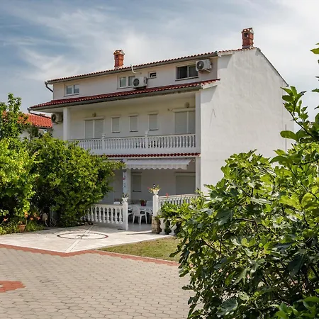 Tina ,pool,garten,grill,excellent Location Close To Rab Apartment Rab Town