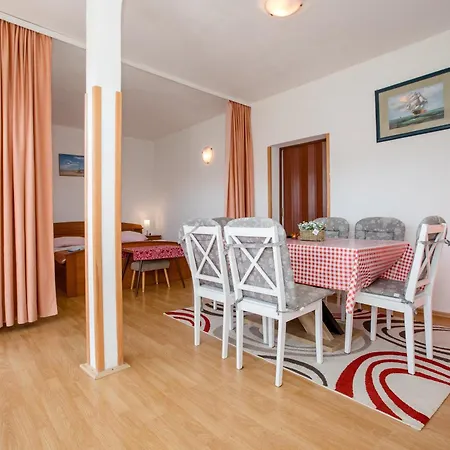 Apartment Tina ,pool,garten,grill,excellent Location Close To Rab Rab Town