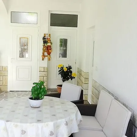 Tina ,pool,garten,grill,excellent Location Close To Rab *