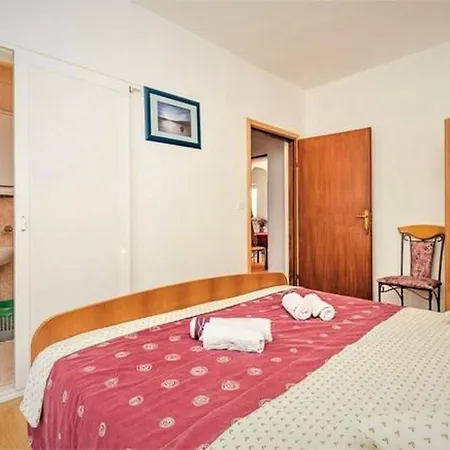 Tina ,pool,garten,grill,excellent Location Close To Rab Apartment